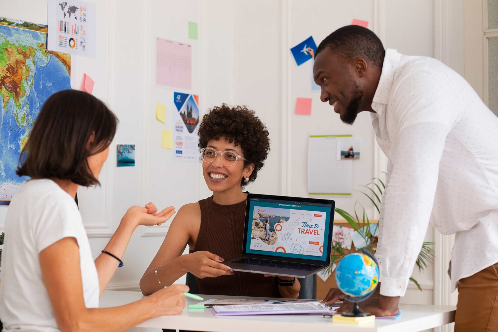 Équipe InfinityCom au travail